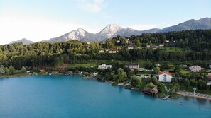 Private beach, sun loungers, beach umbrellas, beach towels - Strandhotel Faak (Finkenstein am Faaker See)