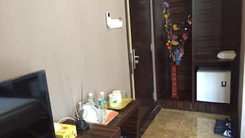 高級客房, 1 張特大雙人床 | 書桌、熨斗/熨衫板、免費 Wi-Fi