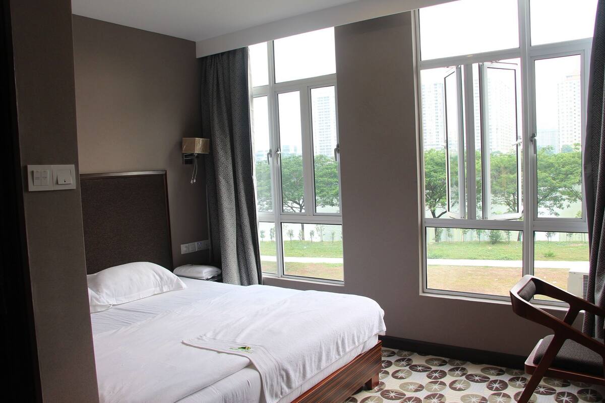 Superior King | Desk, iron/ironing board (on request), WiFi (free)