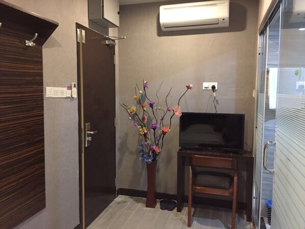 Standard Single Room | Desk, iron/ironing board (on request), WiFi (free) - Fan Holiday Hotel (Kuala Lumpur)