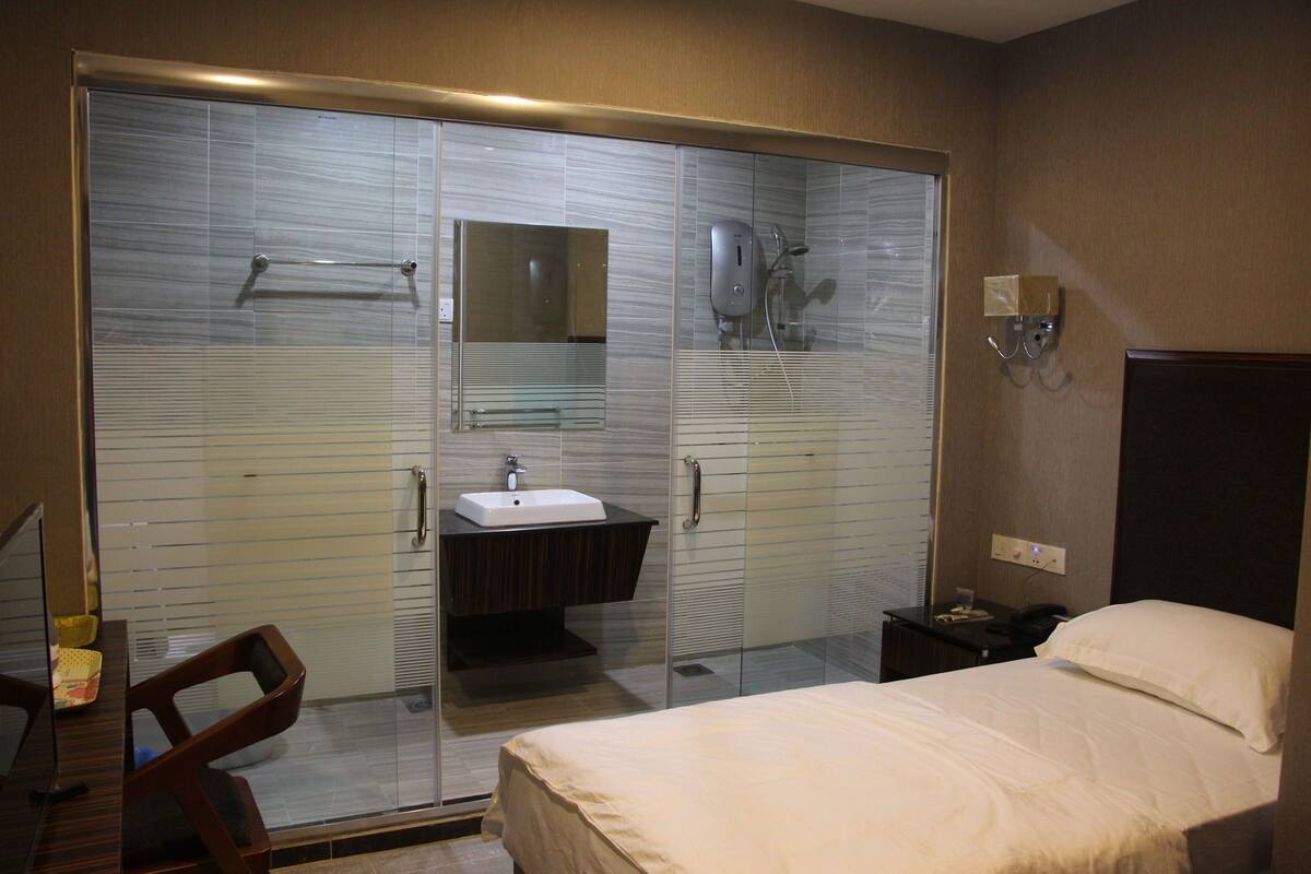 Standard Single Room | Desk, iron/ironing board (on request), WiFi (free)