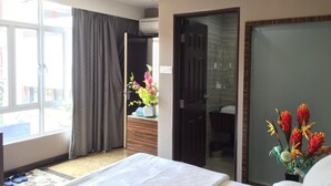 Desk, iron/ironing board (on request), WiFi (free) - Fan Holiday Hotel (Kuala Lumpur)