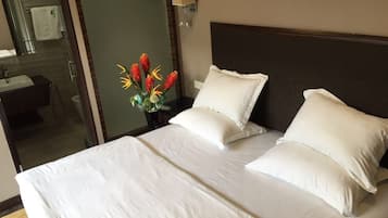 Habitación Deluxe, 1 cama King size | Escritorio, tabla de planchar con plancha y wifi gratis