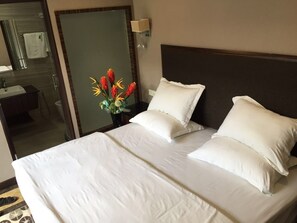 Deluxe King | Desk, iron/ironing board, free WiFi