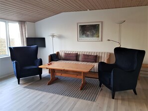 Leilighet, 1 soverom, terrasse, sjøutsikt (B) | Oppholdsområde | En 20-tommers Flatskjerm-TV med kabel-kanaler samt TV