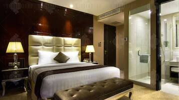 Kamar Deluks | Seprai premium, brankas, meja kerja, dan ruang kerja ramah laptop