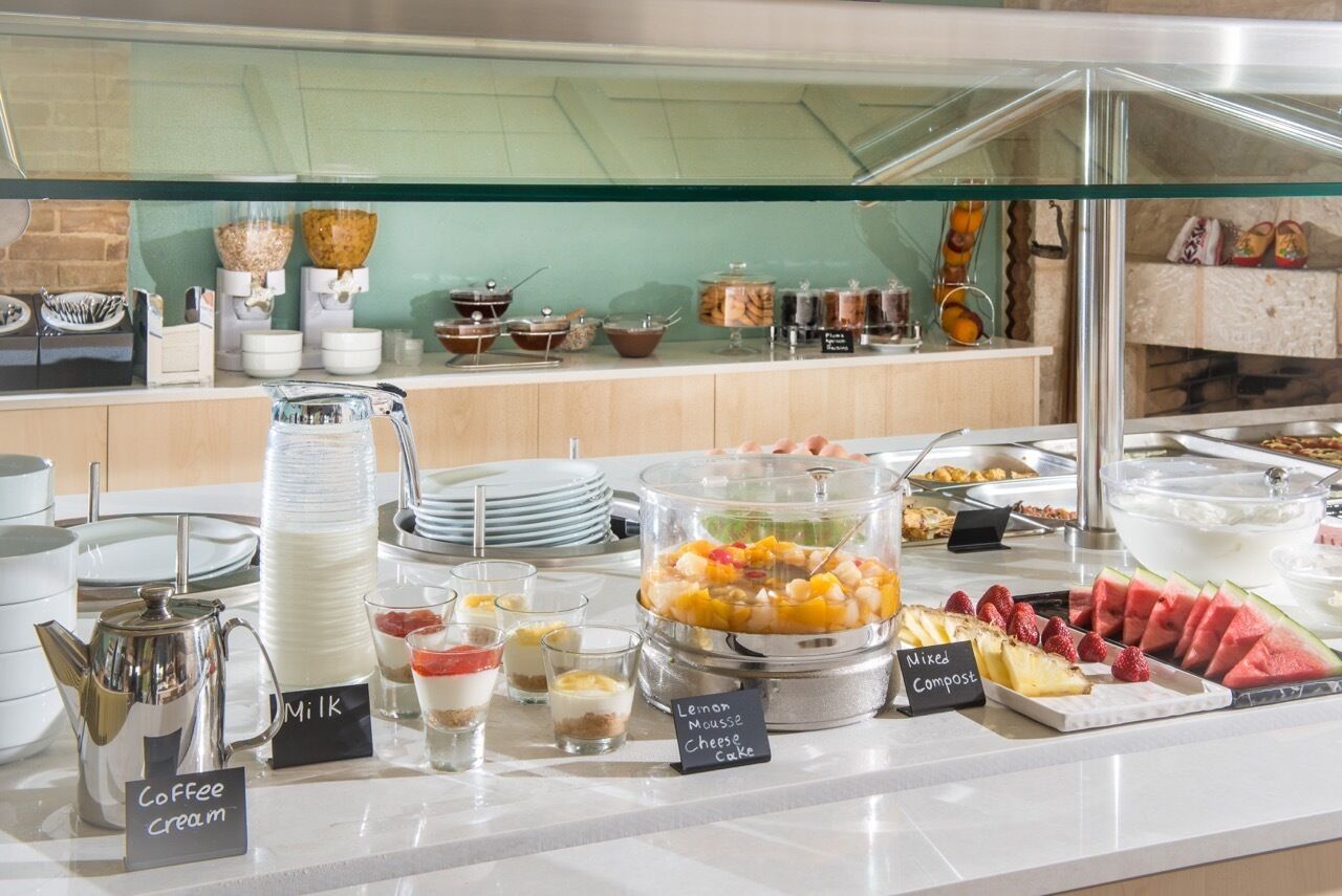 Lunch and dinner served, international cuisine