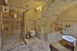 Standardzimmer | Badezimmerausstattung | Kostenlose Toilettenartikel, Haartrockner, Hausschuhe, Handtücher