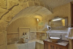 Kostenlose Toilettenartikel, Haartrockner, Hausschuhe, Handtücher