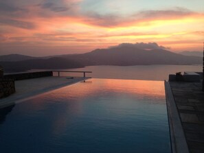 Outdoor pool, pool umbrellas, sun loungers - Villa Joy (Mykonos)