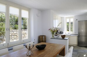 Villa, 5 Bedrooms, Pool Access, Sea View | In-room dining