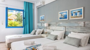 Een hotelkamer met twee bedden, uitzicht op het omliggende landschap en kunst aan de muur.