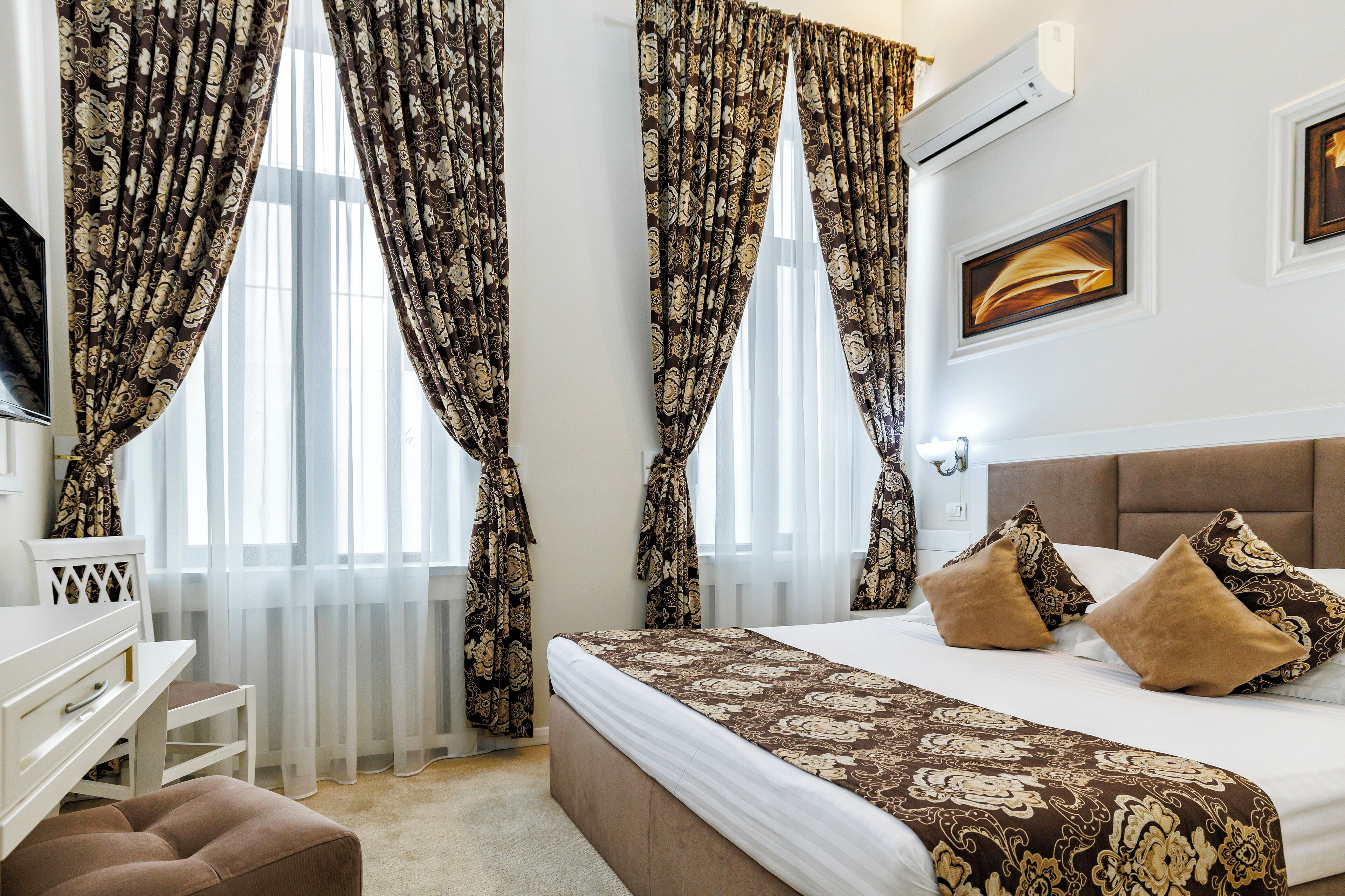 double room | 1 bedroom, premium bedding, minibar, in-room safe