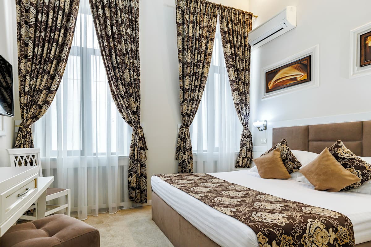 double room | 1 bedroom, premium bedding, minibar, in-room safe