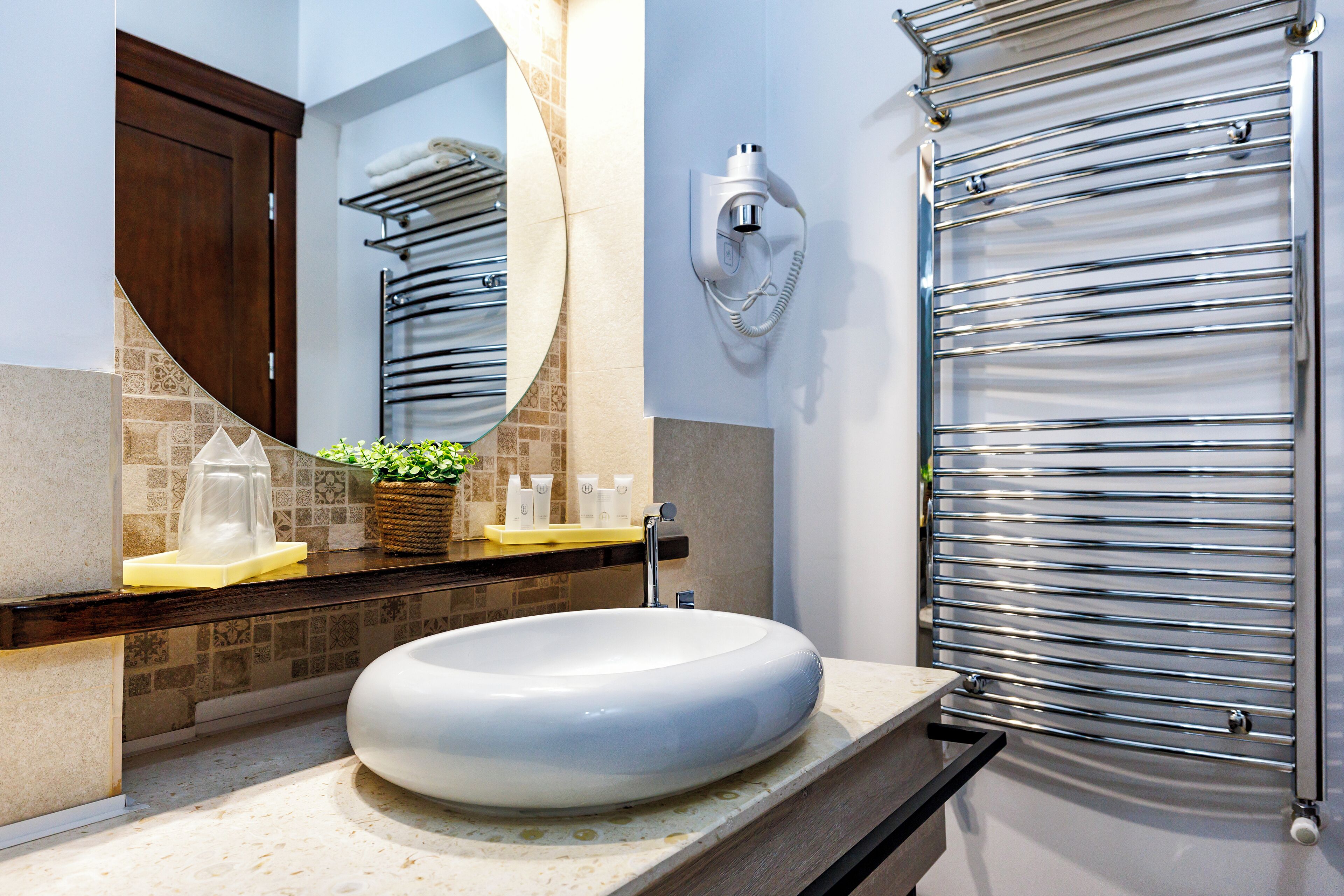 basic double or twin room, no windows (barisol) | bathroom | shower, free toiletries, hair dryer, bathrobes