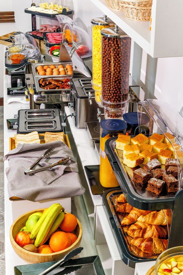 Tägliches Frühstücksbuffet (8 EUR pro Person)