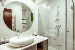 Superior Double Room | Bathroom | Shower, free toiletries, hair dryer, bathrobes - La Strada Boutique Villa (Pitesti)