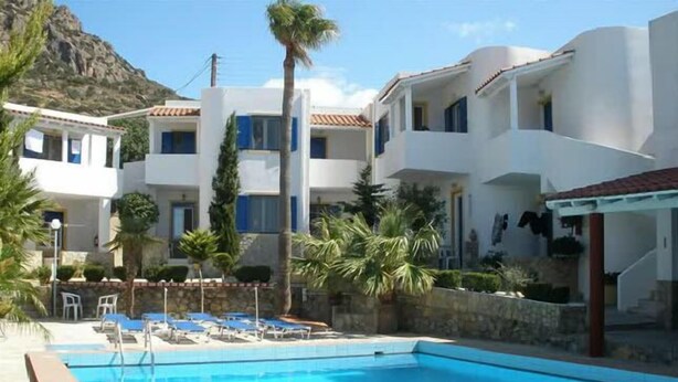 Outdoor pool, pool umbrellas, sun loungers - Eleni's Apartments (Ierapetra)