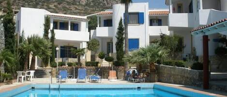 Outdoor pool, pool umbrellas, sun loungers