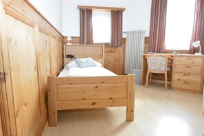 Single Room | In-room safe, desk, iron/ironing board, free cots/infant beds