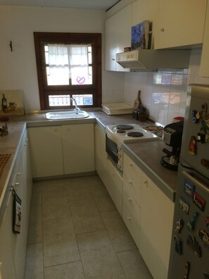 Casa, 1 habitación, frente al mar | Cocina privada | Refrigerador, horno, parrilla de estufa y cafetera de espresso