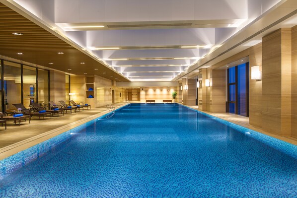 Kolam renang indoor
