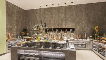 Daily buffet breakfast (CNY 68 per person)