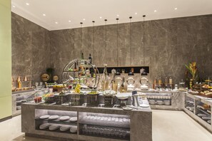 Petit déjeuner buffet servi tous les jours en supplément