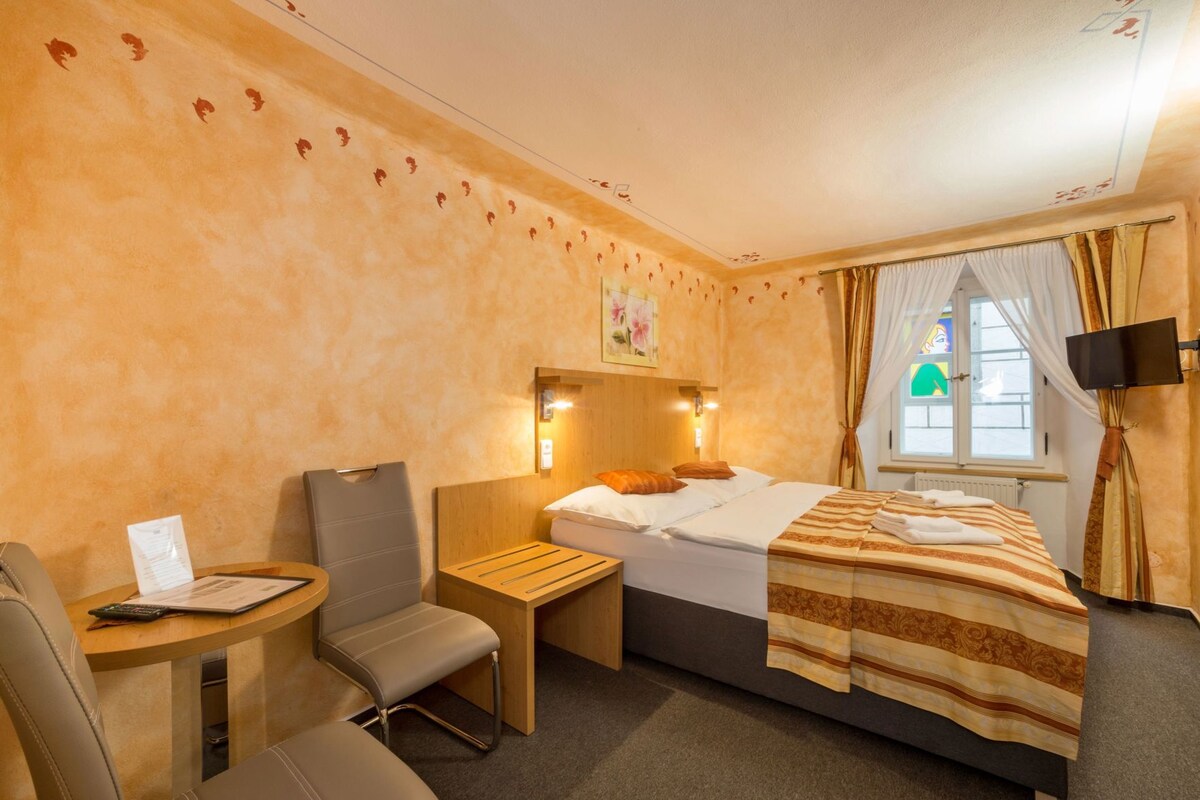 Desk, WiFi (free), bed sheets