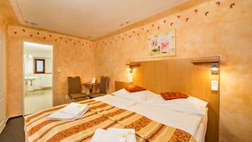 Habitación doble clásica, 1 cama matrimonial | 1 habitación, escritorio, wifi gratis y ropa de cama