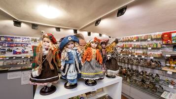 Een poppenpresentatie met verschillende outfits en een prijskaartje van 3100.