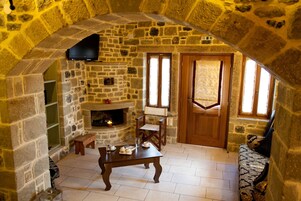 Televisión de pantalla plana, chimenea, reproductor de DVD