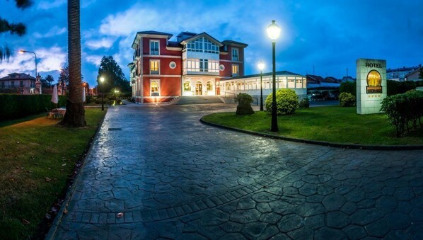 Front of property – evening/night - Hotel Silken Spa La Hacienda de Don Juan (Llanes)