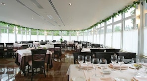 Der serveres frokost og aftensmad
