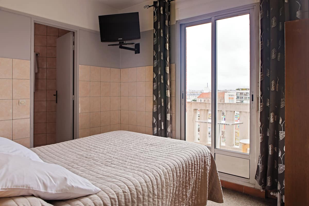 Desk, laptop workspace, blackout drapes, WiFi (free)
