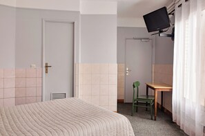 Double Room | Desk, laptop workspace, blackout curtains, free WiFi - Hôtel de la Comète (Paris)
