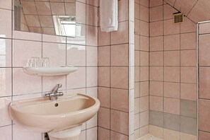 Double Room | Bathroom | Free toiletries, towels, soap, shampoo - Hôtel de la Comète (Paris)