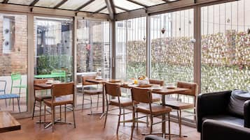 Café da manhã continental todos os dias (EUR 8 por pessoa)