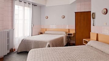 Escritorio, espacio para trabajar con laptop y cortinas blackout