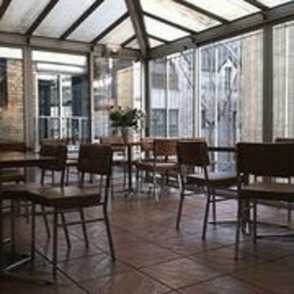 Petit déjeuner continental (8 EUR par personne)