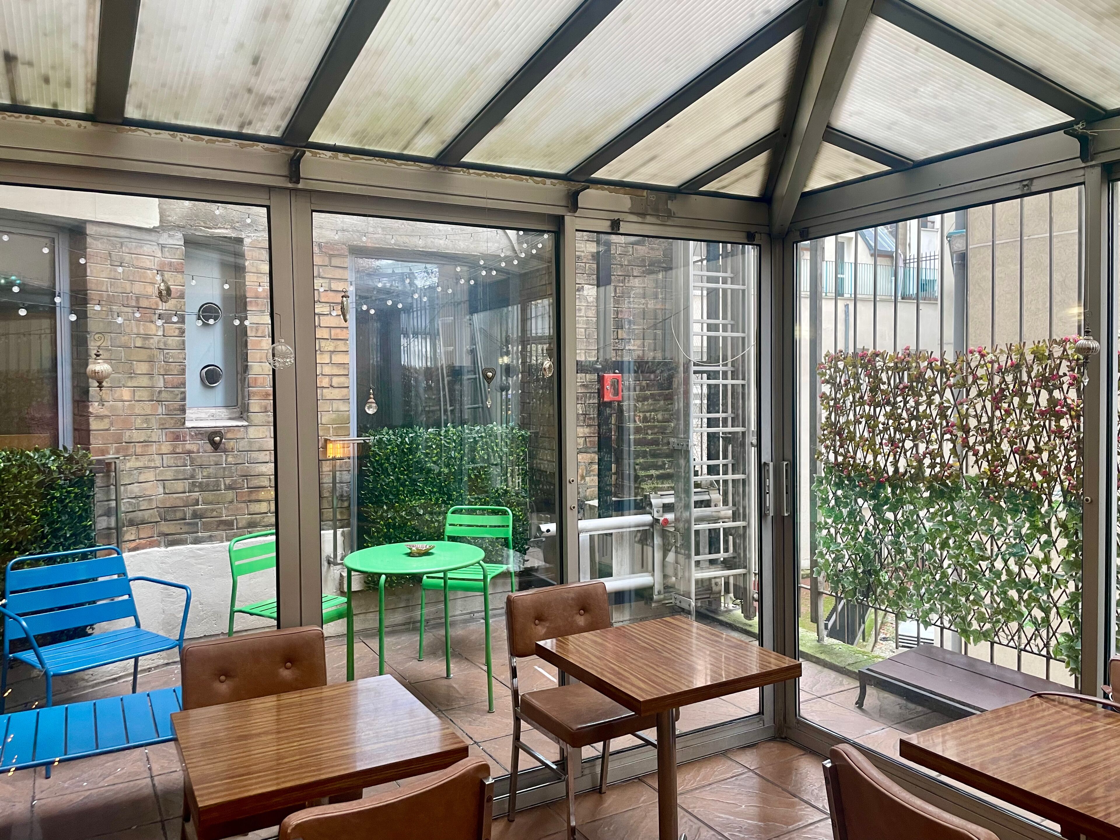 Dagelijks continentaal ontbijt (EUR 8 per persoon)