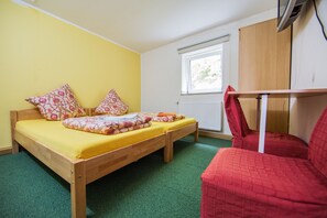 Habitación económica con 2 camas individuales, baño compartido | Escritorio y wifi gratis 