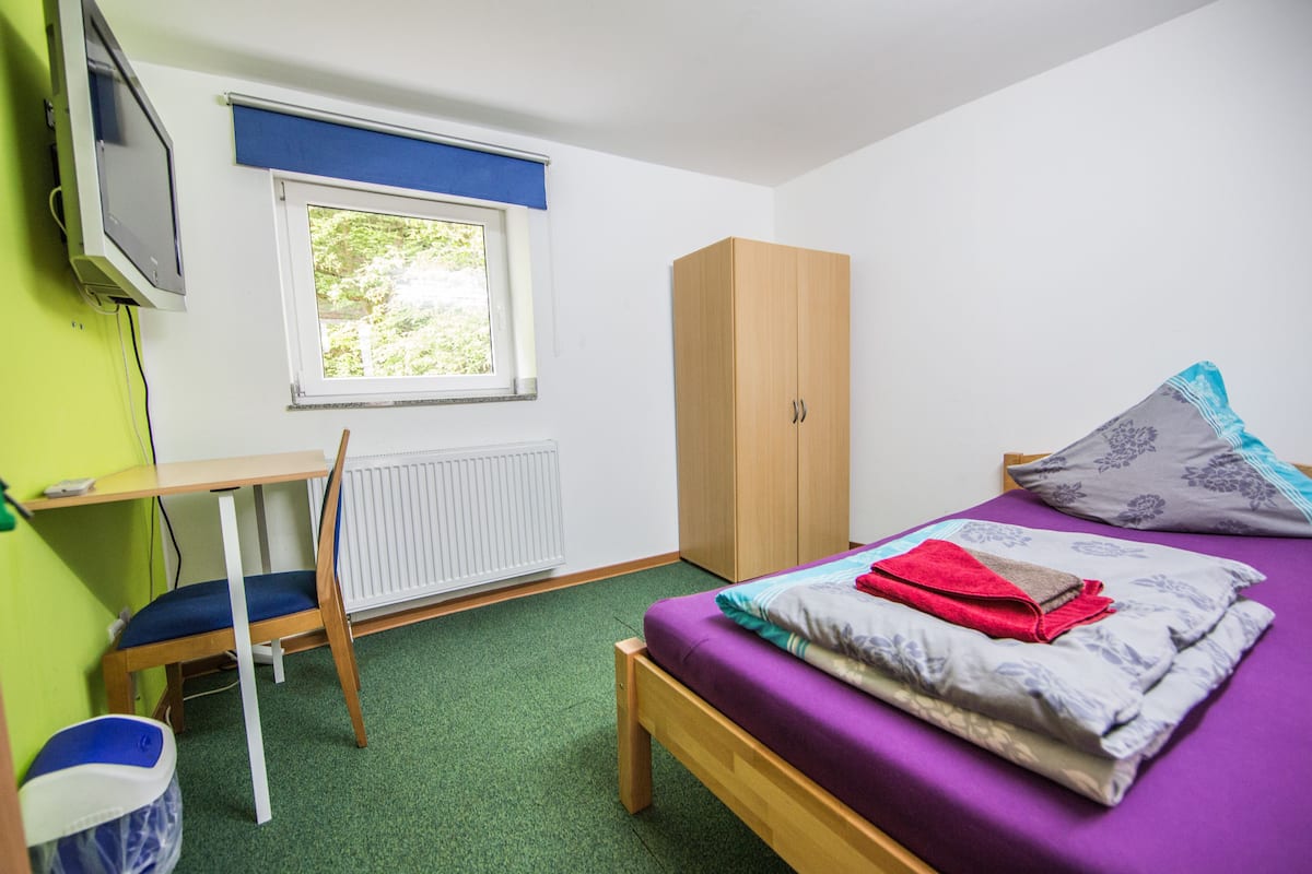 Economy Twin kamer, gedeelde badkamer | Een bureau, gratis wifi