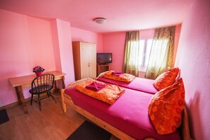 Standard-Zweibettzimmer, eigenes Bad | Schreibtisch, kostenloses WLAN, Bettwäsche