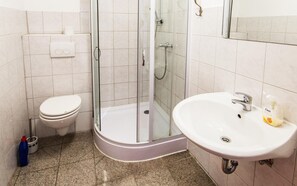 Standard Twin Room, Private Bathroom | Bathroom | Shower, towels - Hotel Schwan (Eschweiler)