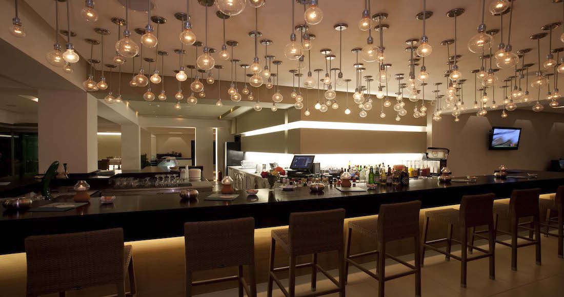 Serves breakfast and lunch