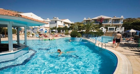 2 piscinas al aire libre, sombrillas, tumbonas. Pefki Islands Resort