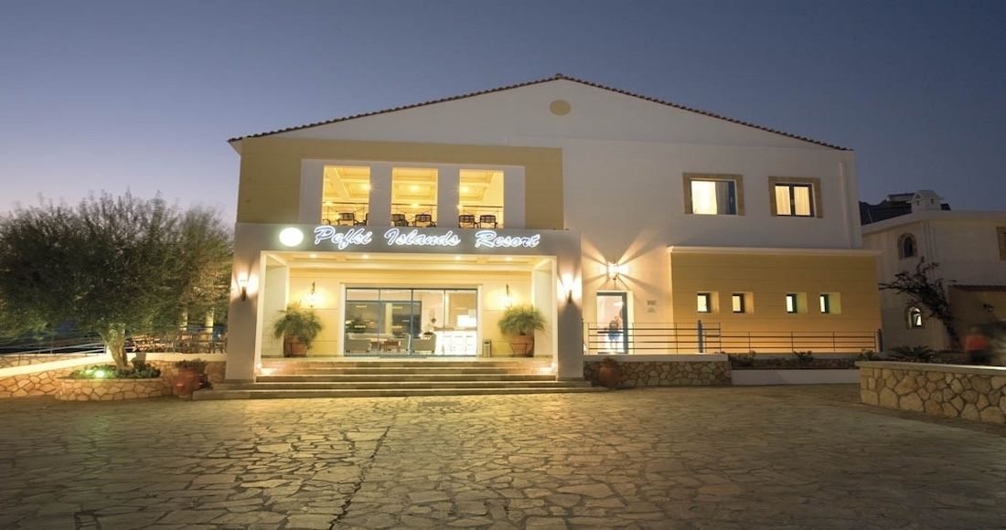 Fachada de la propiedad por la tarde o noche
