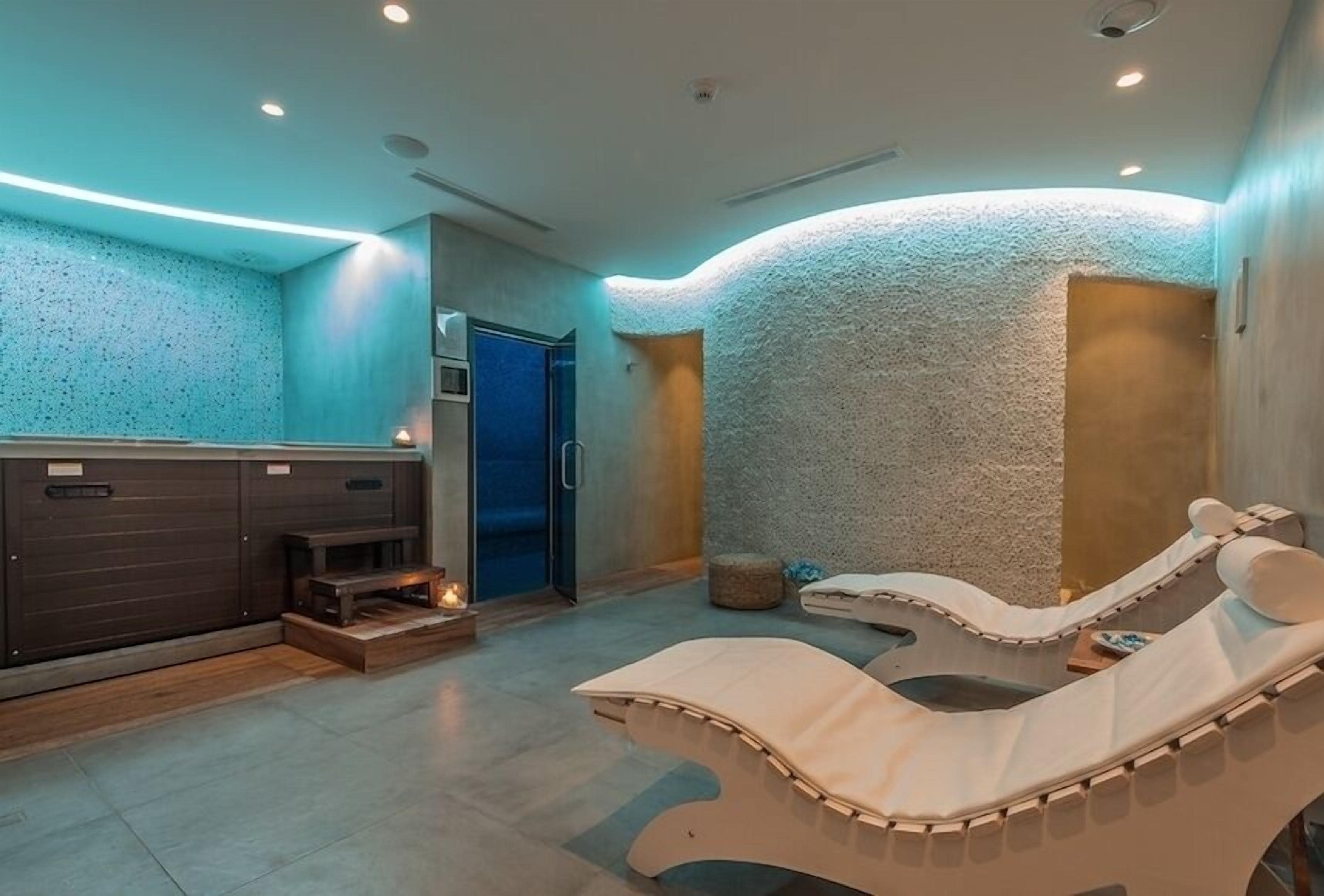 Couples treatment rooms, hot tub, steam room, Turkish bath