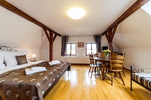Luxe appartement, 1 slaapkamer, keuken, uitzicht op rivier | Woonkamer | Flatscreentelevisie